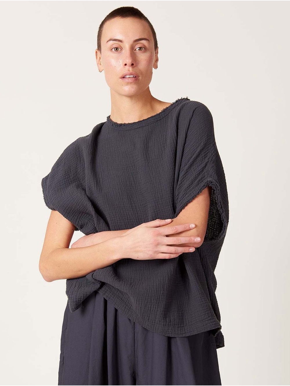 Black crane Relaxed Short-Sleeve Gauze Top in Charcoal S/M
